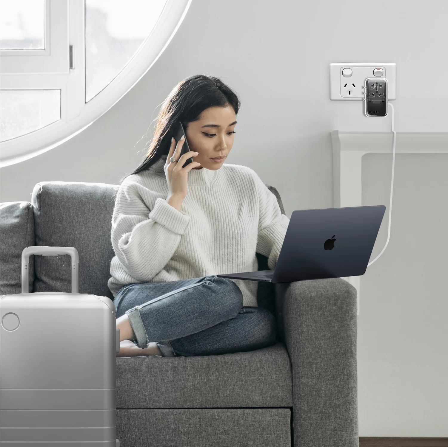 1-World+ Flow 4-Port Travel Charger With Built-In USB-C Cable 35W - Image 4